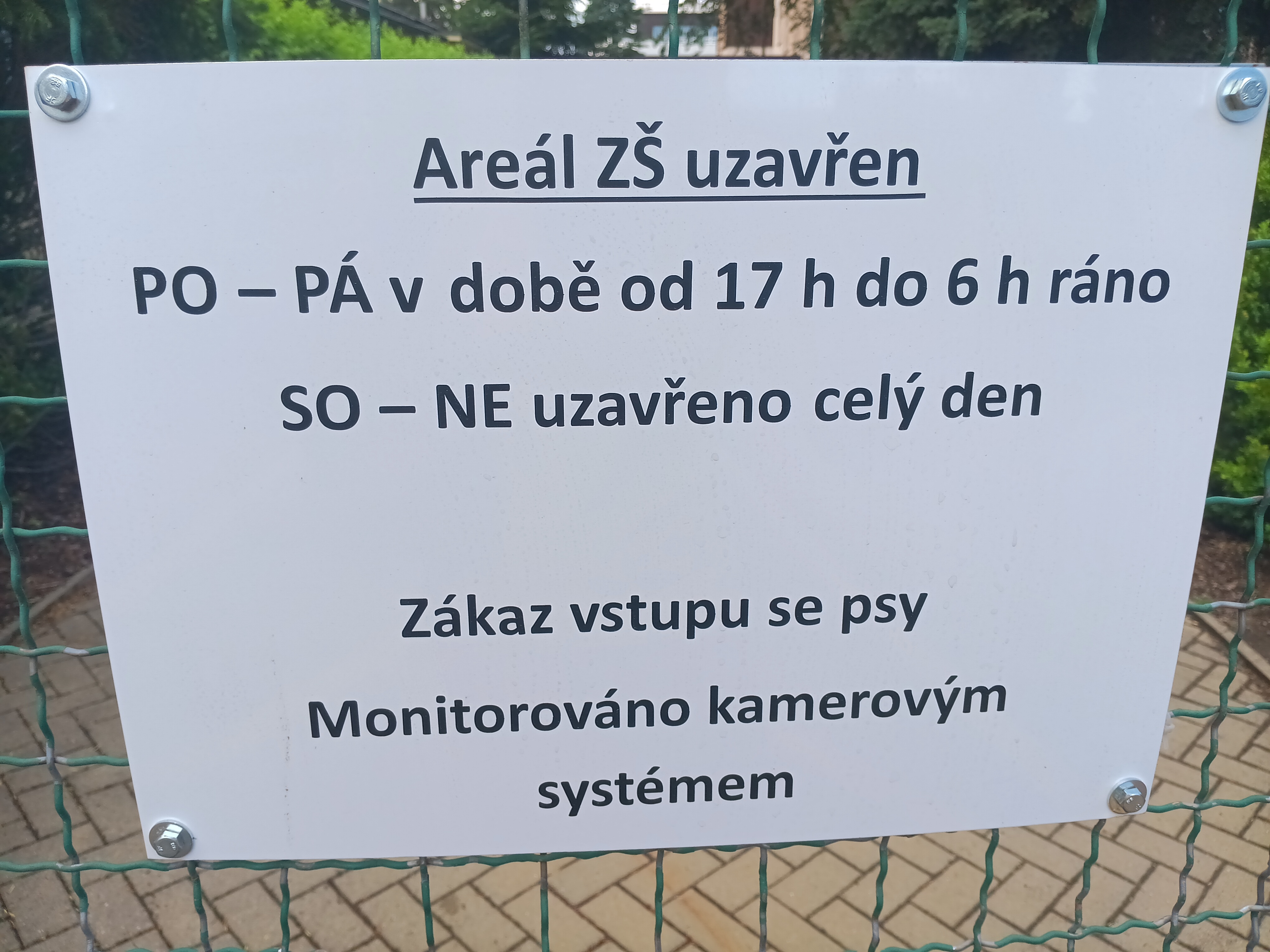 Nedostupnost areálu ZŠ
